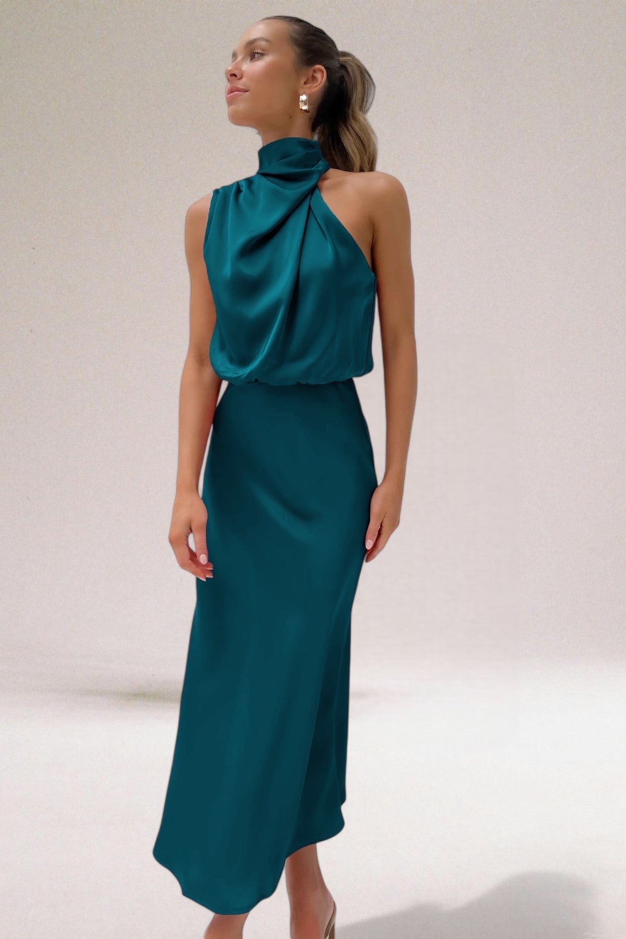 Lallisa | Glamourklänning i satin med halterneck