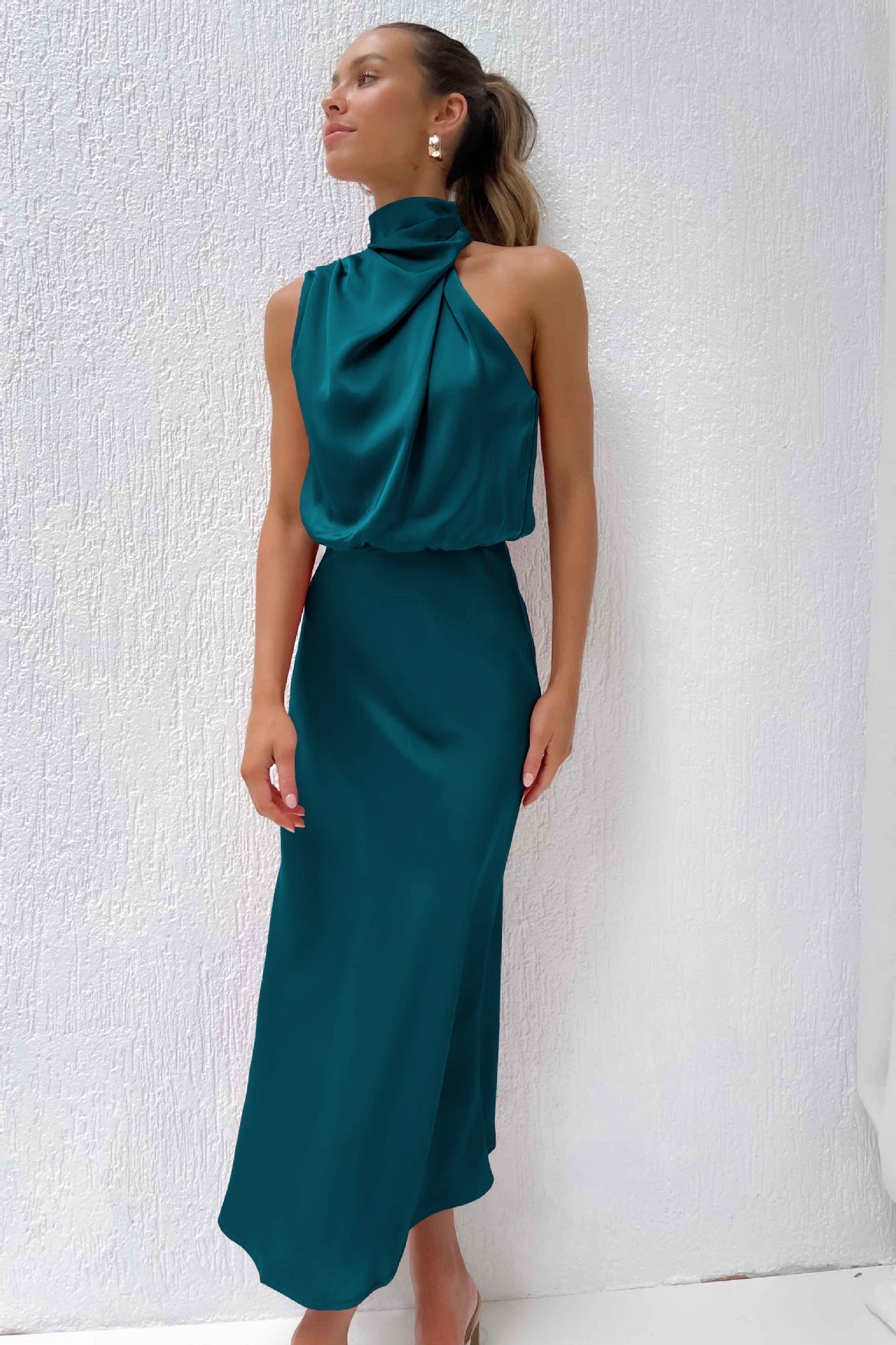 Lallisa | Lång satin klänning med halterneck