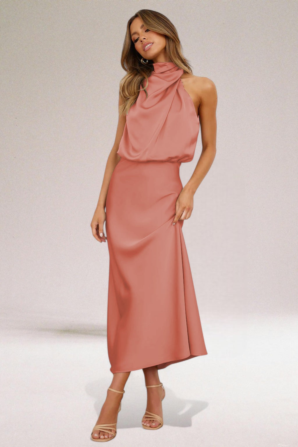 Lallisa | Glamourklänning i satin med halterneck