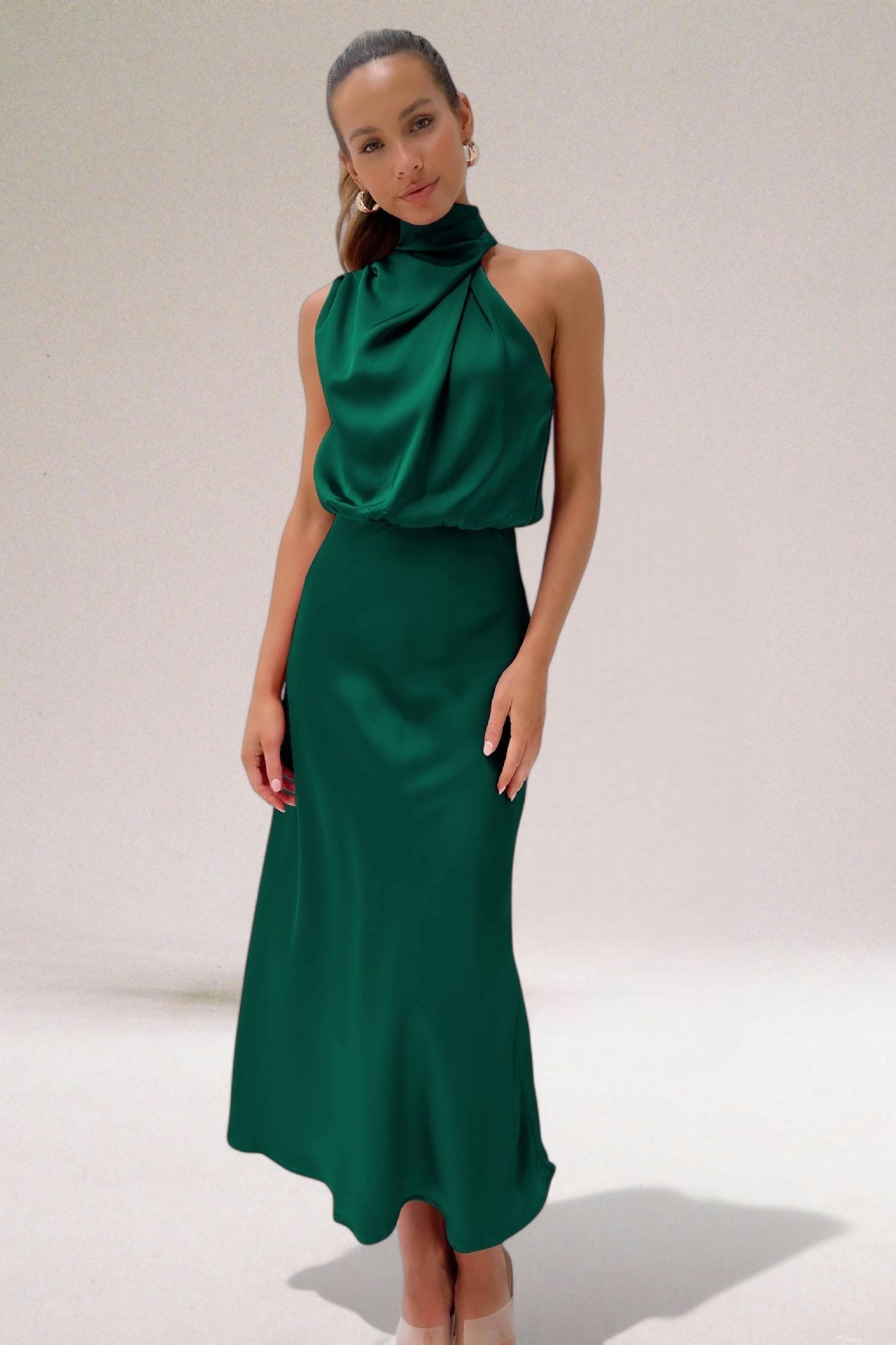 Lallisa | Glamourklänning i satin med halterneck
