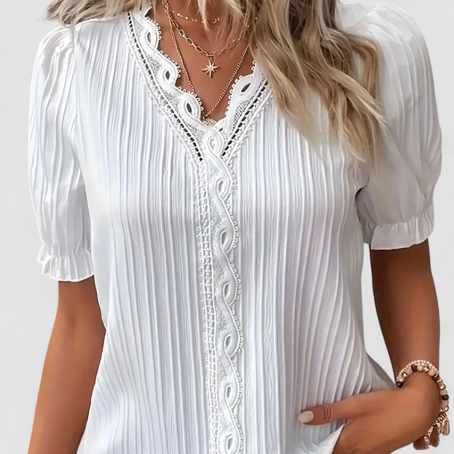 Lallisa | Elvira – Blus med spets och veckdetaljer